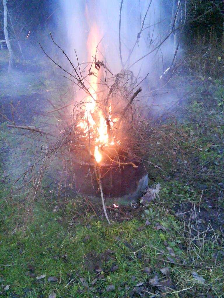 Foto 0224.jpg - Fått fyr på innehållet i tunnan och nu brinner det bra.